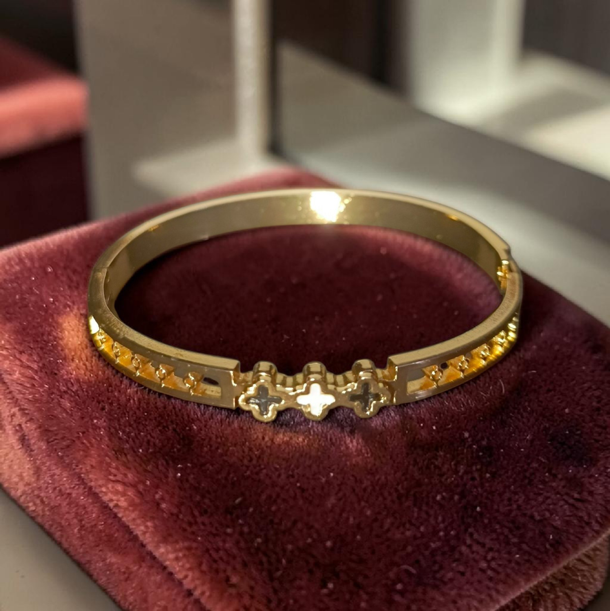 Elegant Gold-Tone Bangle Bracelet for Women – Premium Fashion Jewellery
