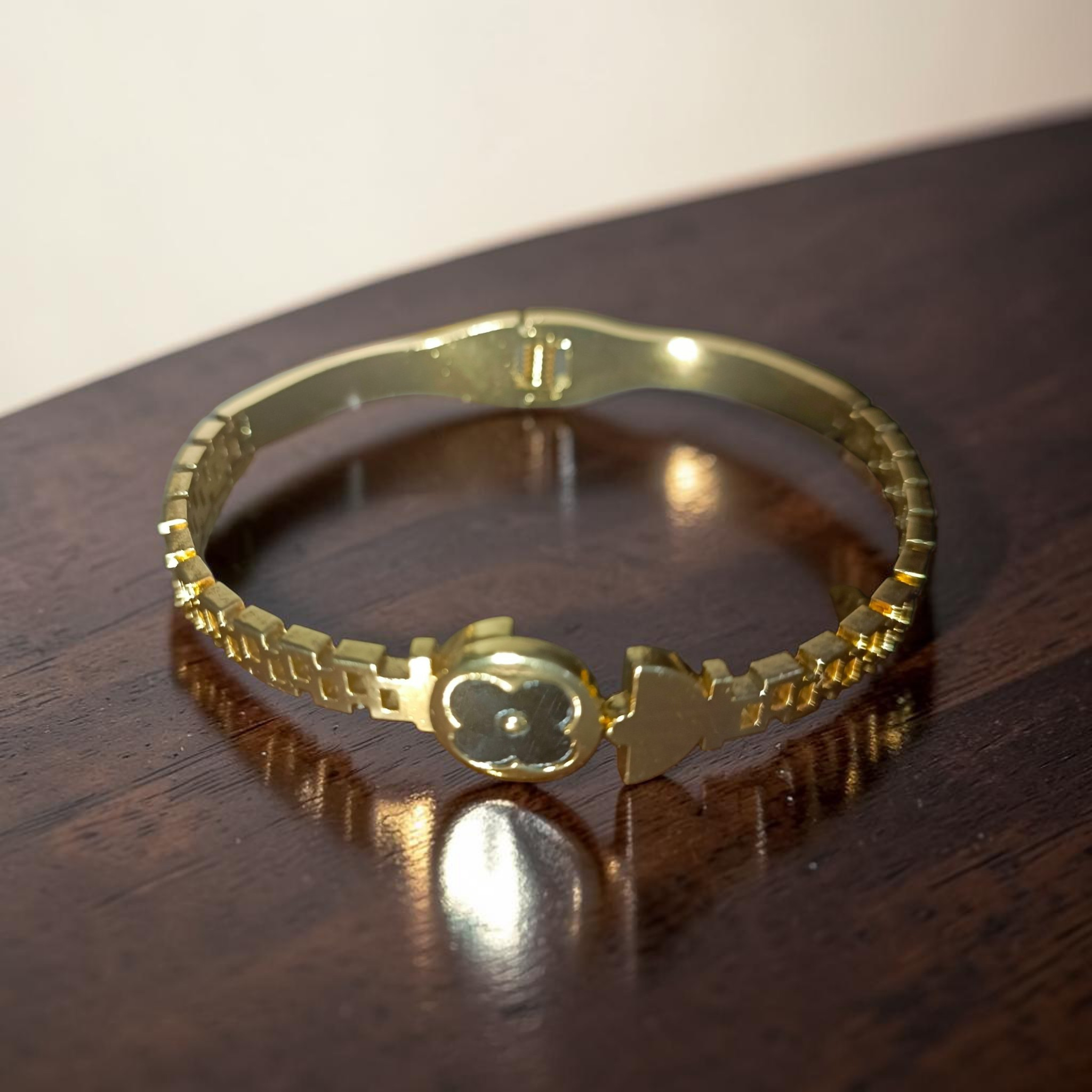 Luxury Gold Clover Bracelet for Women – Elegant Designer Bangle