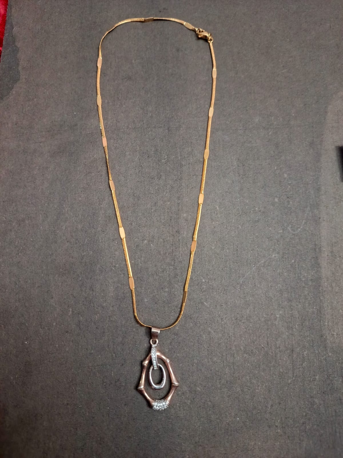 Stylish Gold Chain Necklace with Modern Pendant Design